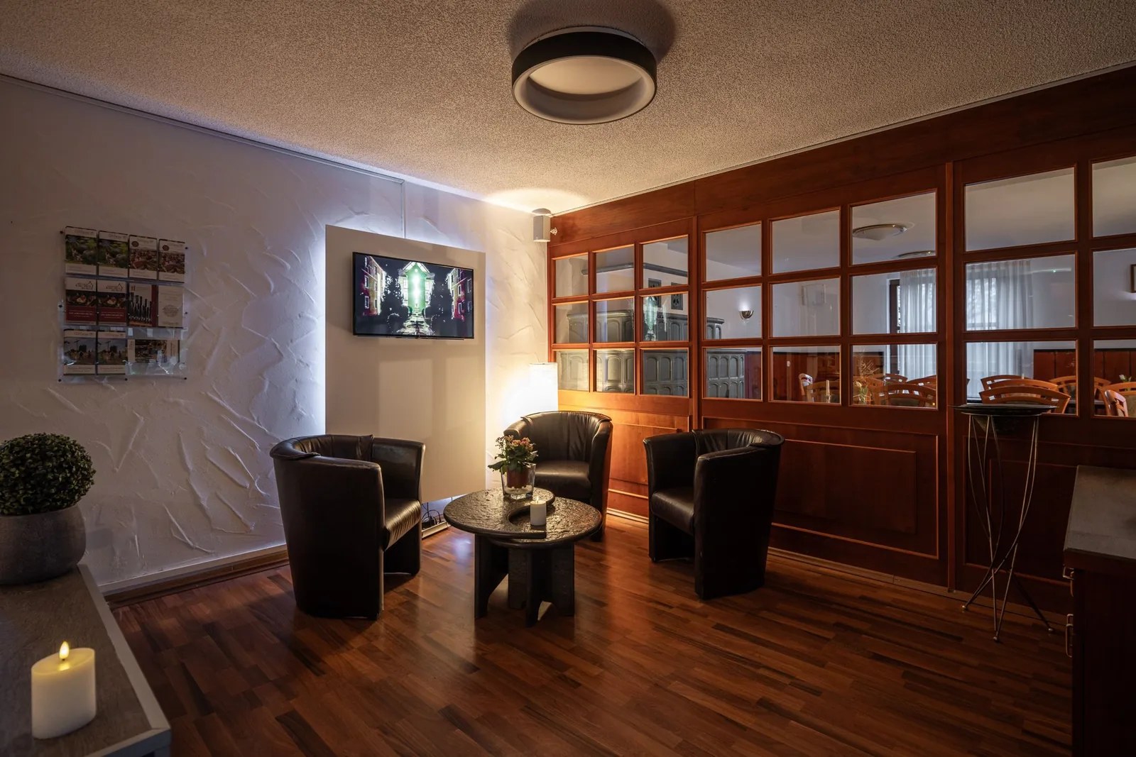 Aufenthaltsbereich mit Sesseln im Hotel zur Lichtenburg