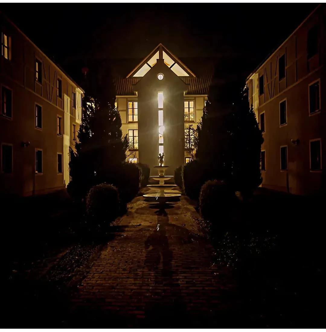 Hotel zur Lichtenburg bei Nacht mit beleuchtetem Innenhof