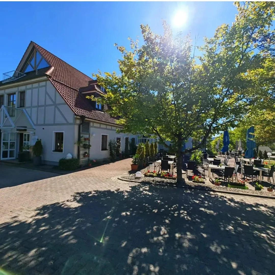 Außenansicht Hotel zur Lichtenburg mit Terrasse